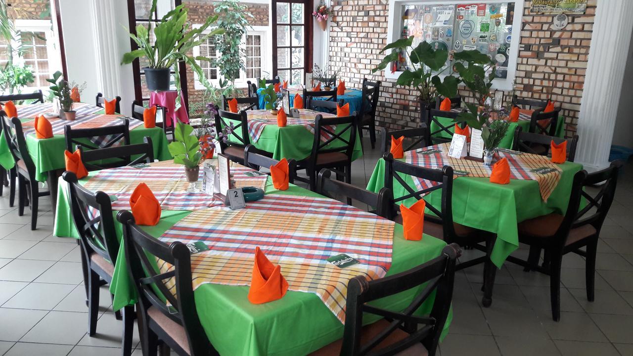 Oasis Beach Hotel Negombo Esterno foto