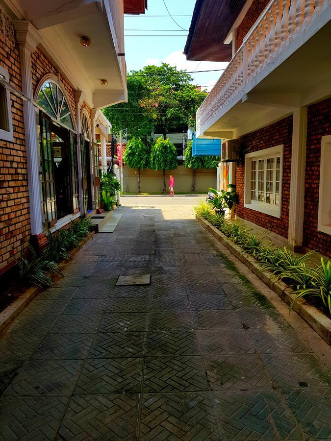 Oasis Beach Hotel Negombo Esterno foto