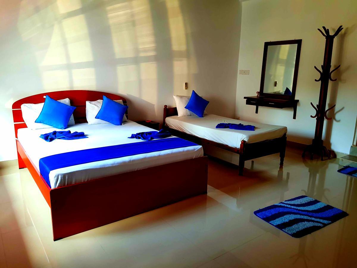 Oasis Beach Hotel Negombo Esterno foto