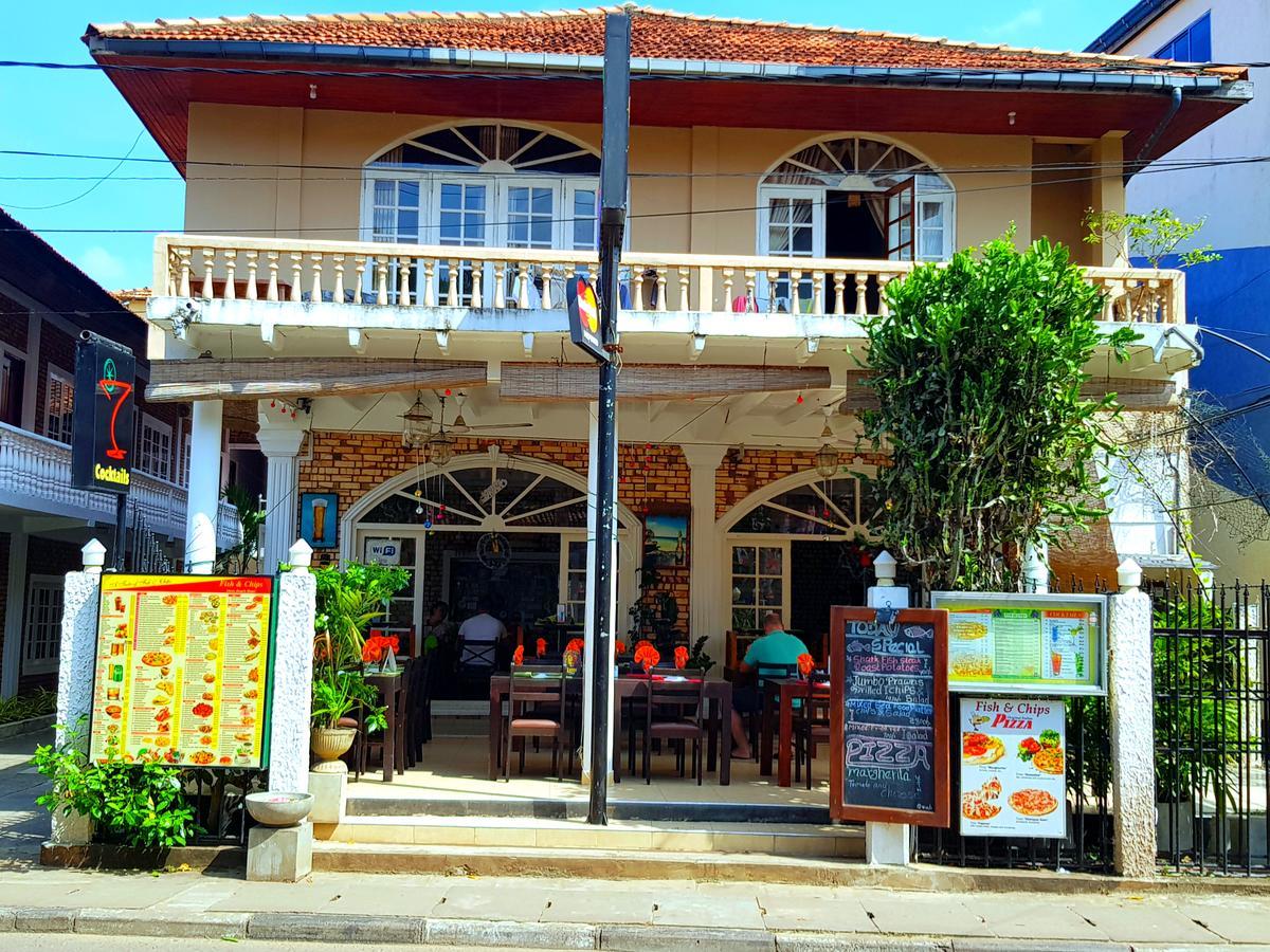 Oasis Beach Hotel Negombo Esterno foto
