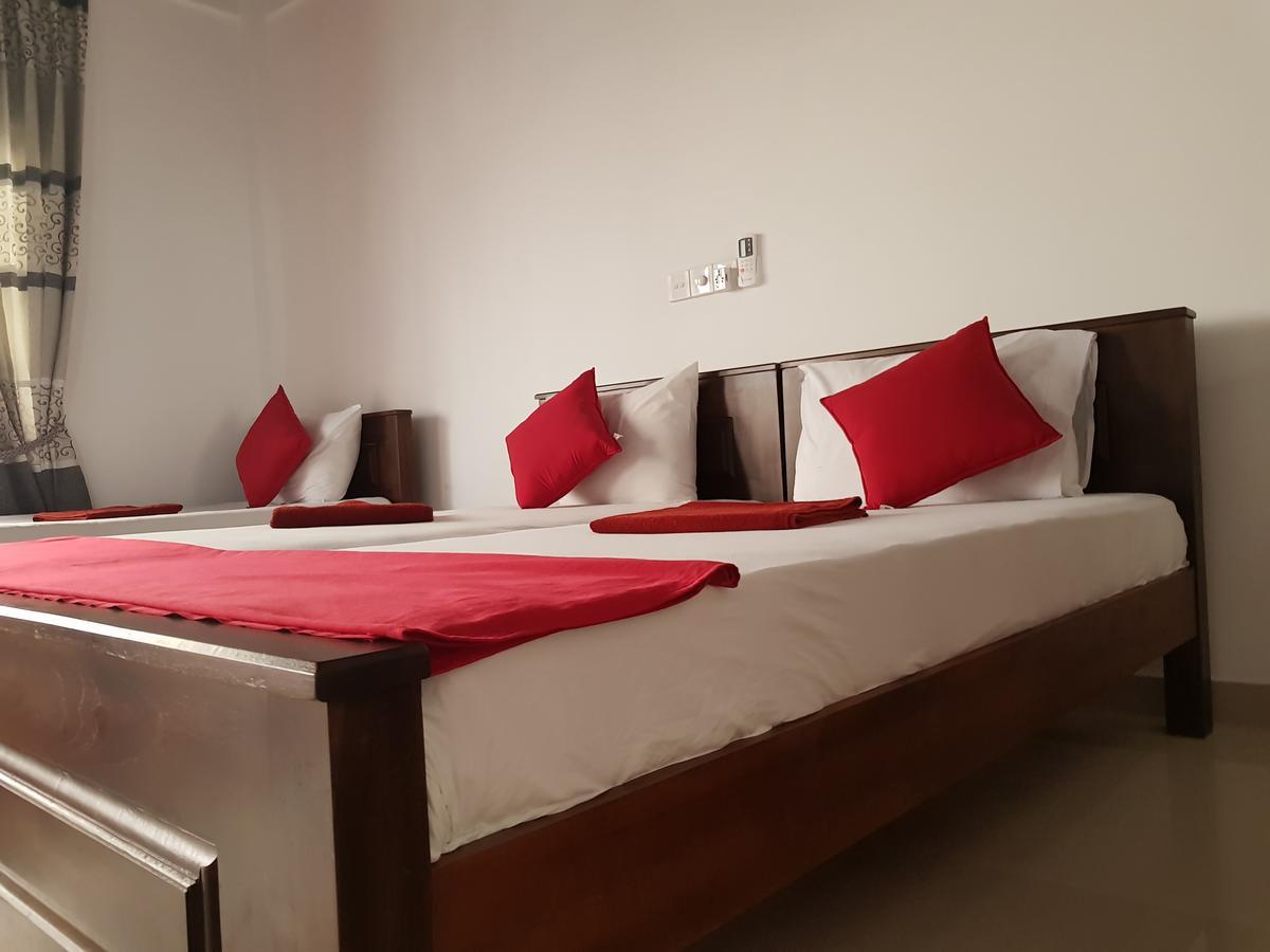Oasis Beach Hotel Negombo Esterno foto