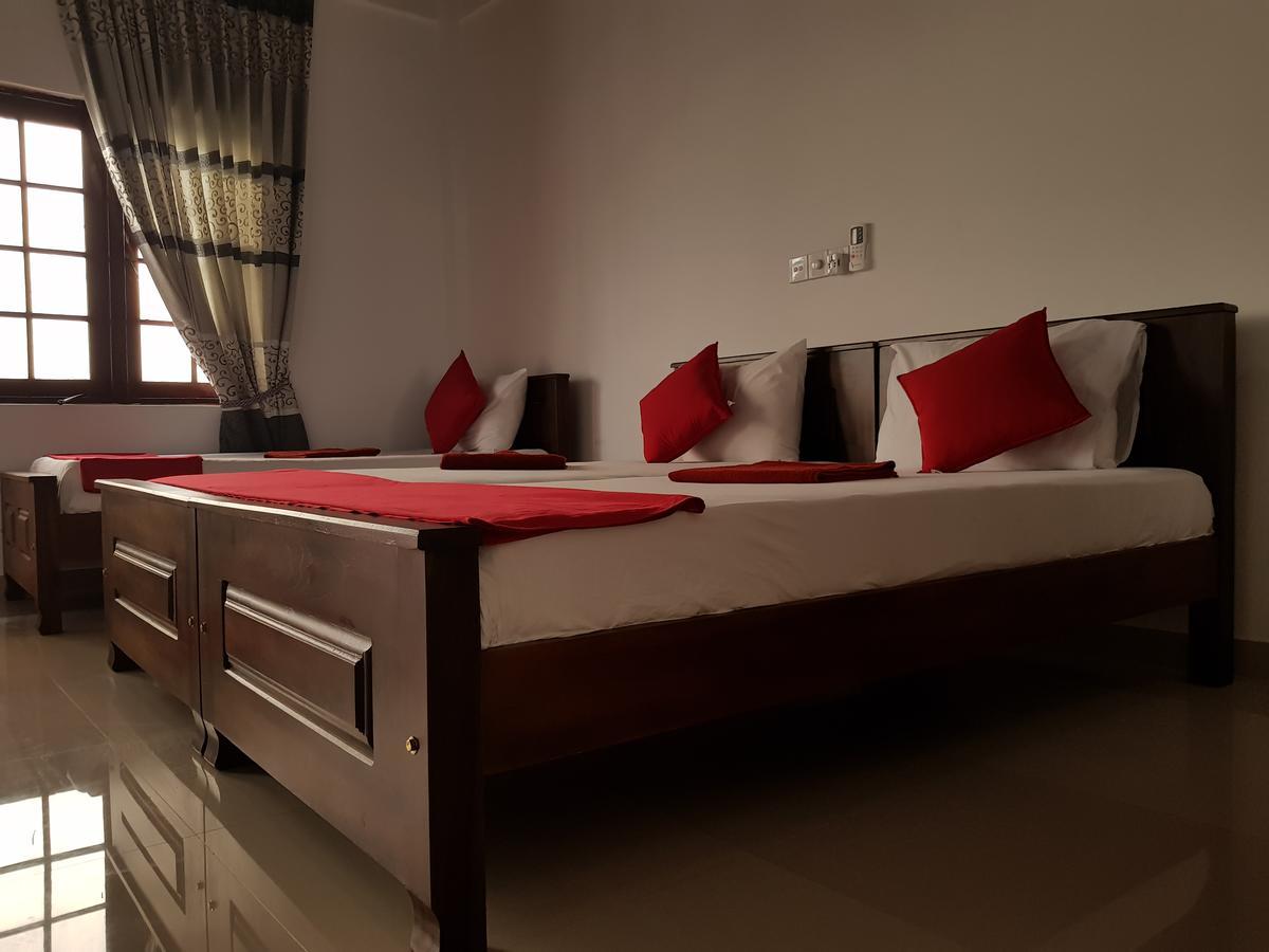 Oasis Beach Hotel Negombo Esterno foto